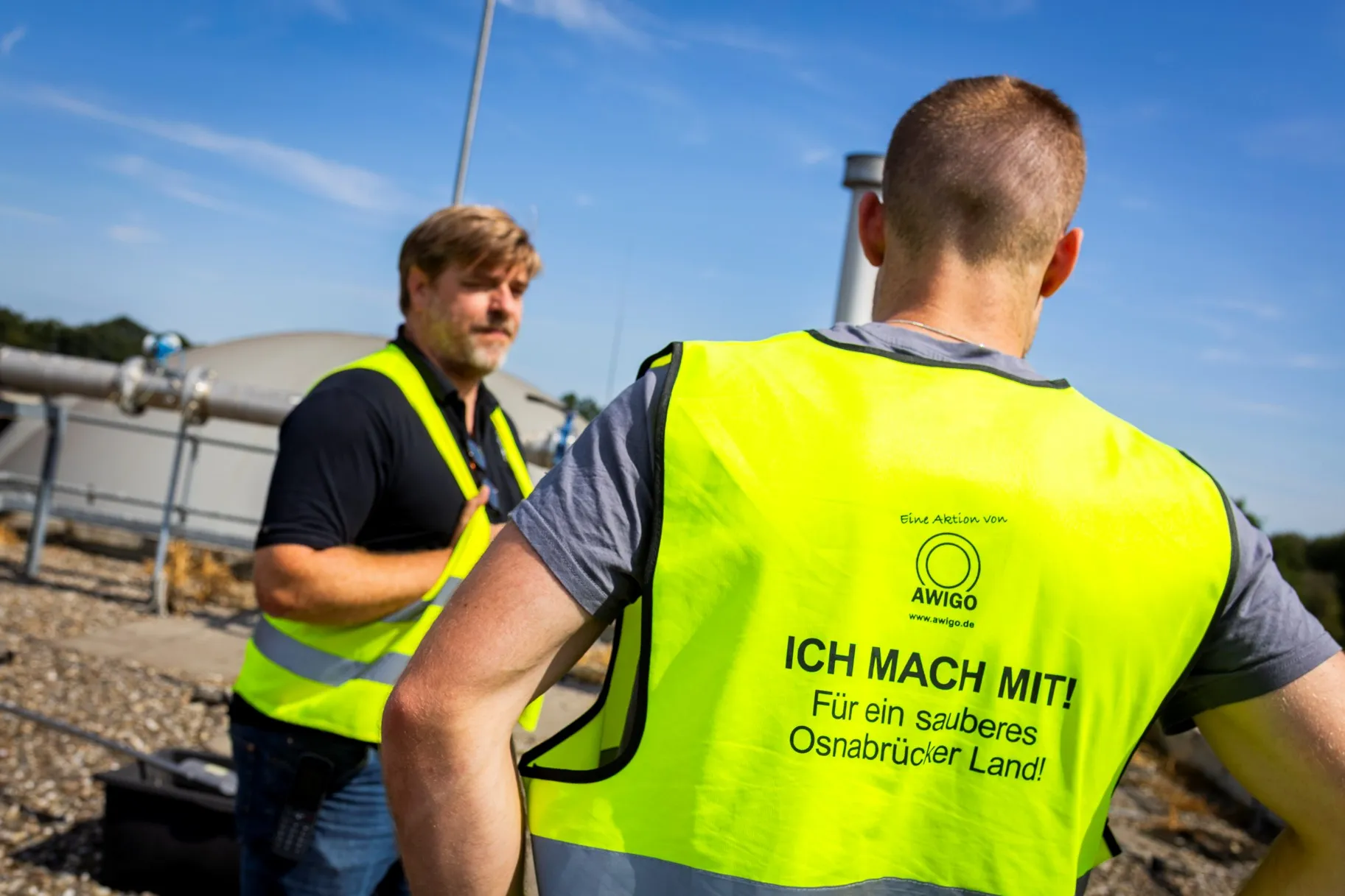 Zwei Mitarbeiter der AWIGO Biomasse an der Kompostanlage Schweger Moor